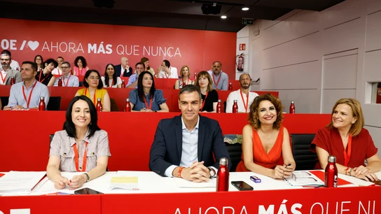 El secretario general del PSOE, Pedro Sánchez (2i); la vicesecretaria general, María Jesús Montero (d); la secretaria de organización, Rebeca Torró Soler (i), y la secretaria de Igualdad, Pilar Bernabé García (d), durante la reunión del Comité Federal del Partido El secretario general del PSOE, Pedro Sánchez (2i); la vicesecretaria general, María Jesús Montero (d); la secretaria de organización, Rebeca Torró Soler (i), y la secretaria de Igualdad, Pilar Bernabé García (d), durante la reunión del Comité Federal del Partido