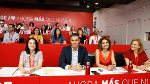 El secretario general del PSOE, Pedro S&aacute;nchez (2i); la vicesecretaria general, Mar&iacute;a Jes&uacute;s Montero (d); la secretaria de organizaci&oacute;n, Rebeca Torr&oacute; Soler (i), y la secretaria de Igualdad, Pilar Bernab&eacute; Garc&iacute;a (d), durante la reuni&oacute;n del Comit&eacute; Federal del Partido