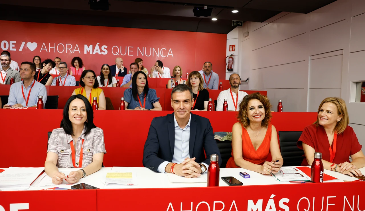 El secretario general del PSOE, Pedro Sánchez (2i); la vicesecretaria general, María Jesús Montero (d); la secretaria de organización, Rebeca Torró Soler (i), y la secretaria de Igualdad, Pilar Bernabé García (d), durante la reunión del Comité Federal del Partido