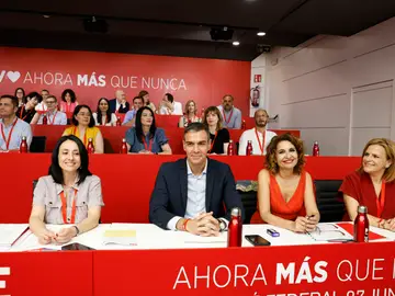 El secretario general del PSOE, Pedro Sánchez (2i); la vicesecretaria general, María Jesús Montero (d); la secretaria de organización, Rebeca Torró Soler (i), y la secretaria de Igualdad, Pilar Bernabé García (d), durante la reunión del Comité Federal del Partido El secretario general del PSOE, Pedro Sánchez (2i); la vicesecretaria general, María Jesús Montero (d); la secretaria de organización, Rebeca Torró Soler (i), y la secretaria de Igualdad, Pilar Bernabé García (d), durante la reunión del Comité Federal del Partido