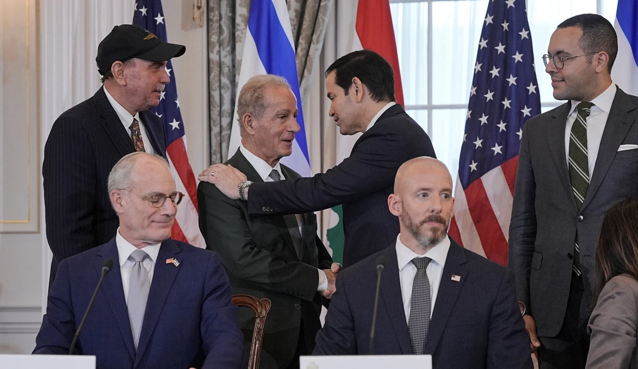 Irán acusa a Estados Unidos de violar el alto al fuego tras bombardear sus costas.