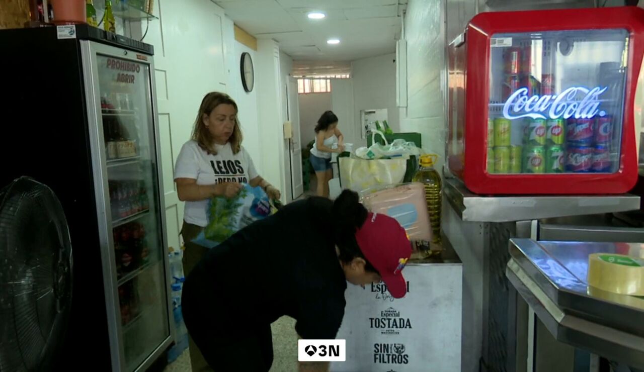 Decenas de centros de acopio en Canarias reciben a diario donaciones de comida, ropa y medicamentos para Venezuela