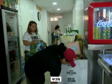 Decenas de centros de acopio en Canarias reciben a diario donaciones de comida, ropa y medicamentos para Venezuela