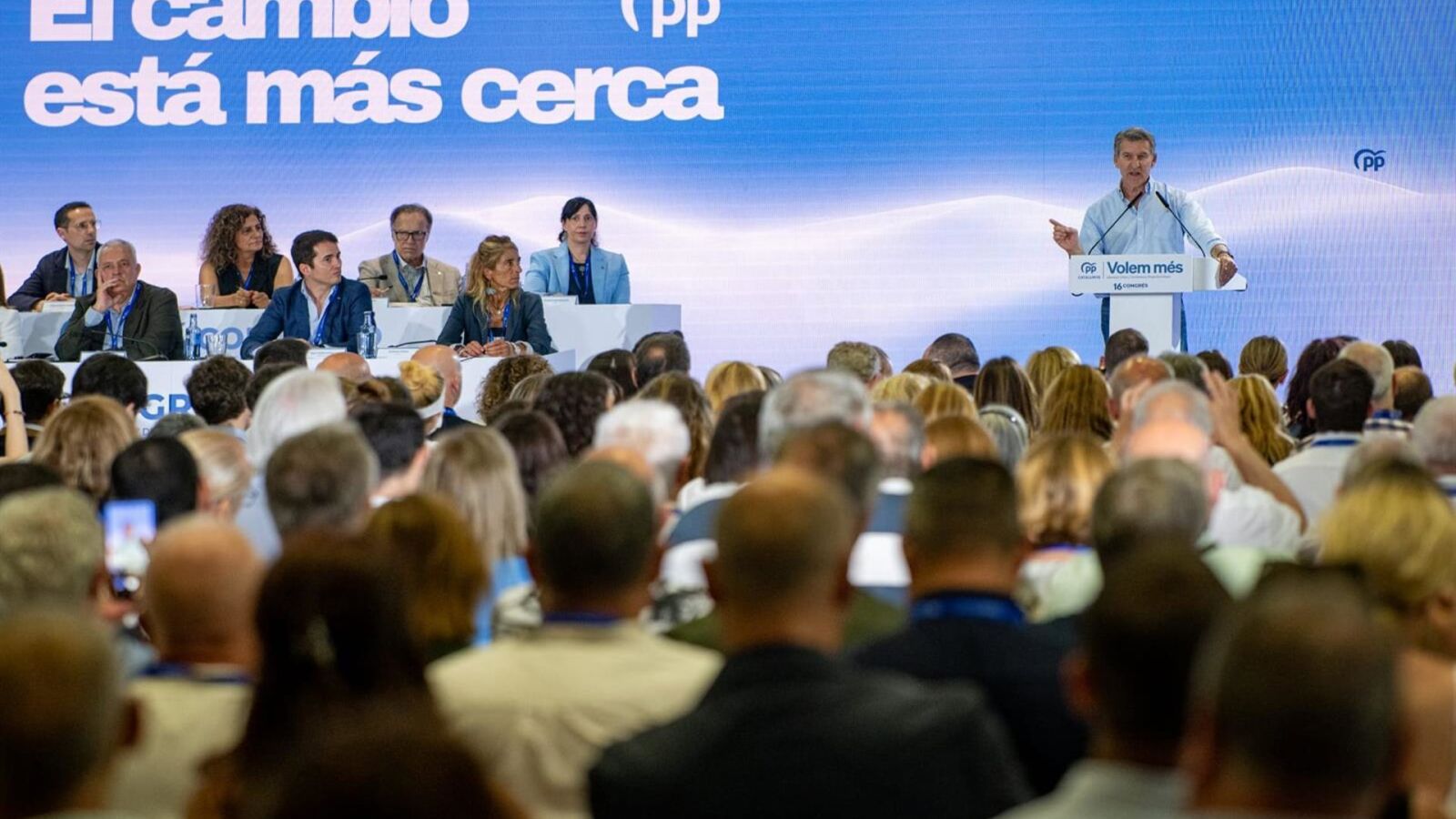 Feijóo insta a que los catalanes echen a Pedro Sánchez de Moncloa