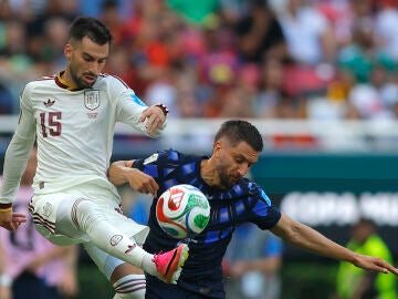 Rodrigo Bentancur (d) de Uruguay disputa el bal&oacute;n con &Aacute;lex Baena de Espa&ntilde;a este viernes, en un partido del grupo H del Mundial 