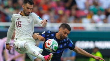Rodrigo Bentancur (d) de Uruguay disputa el bal&oacute;n con &Aacute;lex Baena de Espa&ntilde;a este viernes, en un partido del grupo H del Mundial 