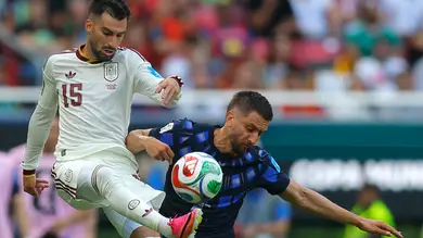 España se impone por la mínima a Uruguay en el Mundial y avanza como líder del Grupo H España se impone por la mínima a Uruguay en el Mundial y avanza como líder del Grupo H