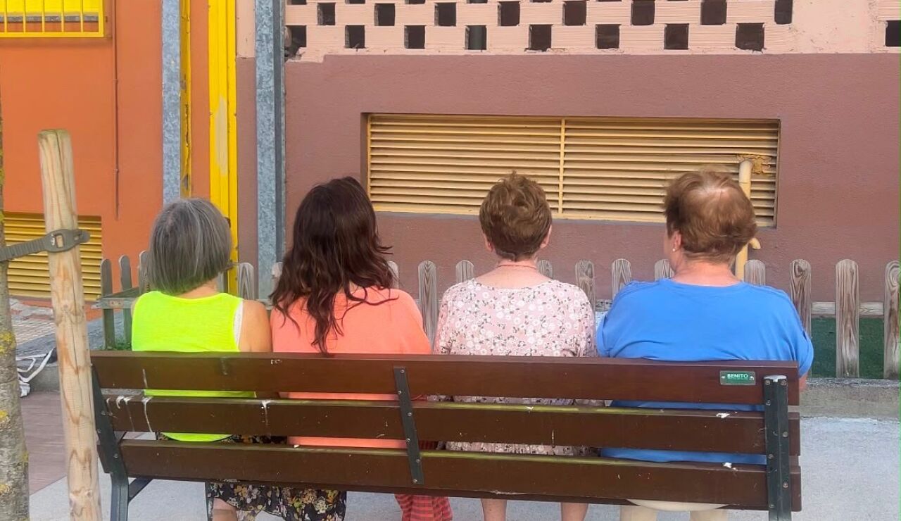 Se&ntilde;oras sentadas en un banco 