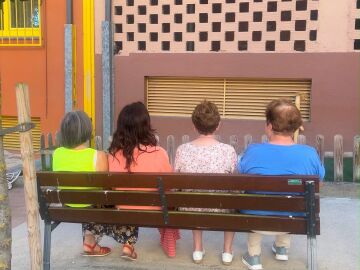 Se&ntilde;oras sentadas en un banco 