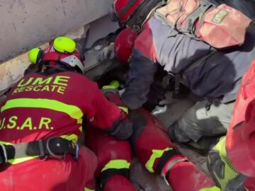 Las im&aacute;genes de la UME trabajando para rescatar a los atrapados entre los escombros en Venezuela
