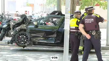 Dos conductores mueren en un accidente provocado por un vehículo que escapaba de los Mossos Dos conductores mueren en un accidente provocado por un vehículo que escapaba de los Mossos