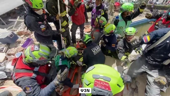 Rescatadores consiguen sacar de entre los escombros a un niño de once años Rescatadores consiguen sacar de entre los escombros a un niño de once años
