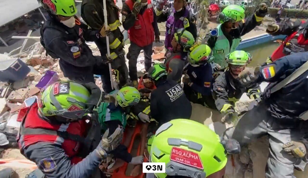 Rescatadores consiguen sacar de entre los escombros a un ni&ntilde;o de once a&ntilde;os