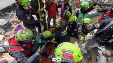 Rescatadores consiguen sacar de entre los escombros a un ni&ntilde;o de once a&ntilde;os