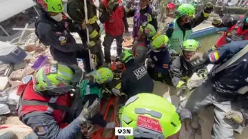 Rescatadores consiguen sacar de entre los escombros a un niño de once años Rescatadores consiguen sacar de entre los escombros a un niño de once años