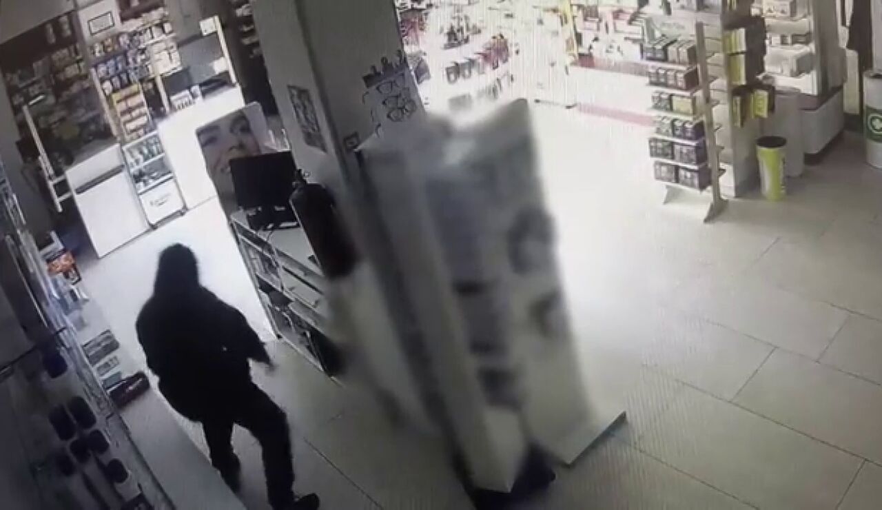 As&iacute; actuaban los ladrones de farmacias en Tres Cantos: de noche, encapuchados y a por las cajas registradoras