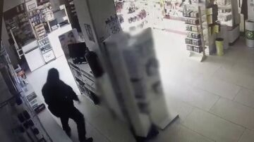 As&iacute; actuaban los ladrones de farmacias en Tres Cantos: de noche, encapuchados y a por las cajas registradoras