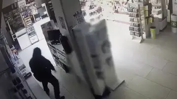 Así actuaban los ladrones de farmacias en Tres Cantos: de noche, encapuchados y a por las cajas registradoras Así actuaban los ladrones de farmacias en Tres Cantos: de noche, encapuchados y a por las cajas registradoras