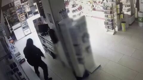 As&iacute; actuaban los ladrones de farmacias en Tres Cantos: de noche, encapuchados y a por las cajas registradoras