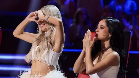 Ana Mena y Becky G en La Voz Kids Ana Mena y Becky G en La Voz Kids