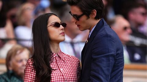 Olivia Rodrigo y Louis Partridge