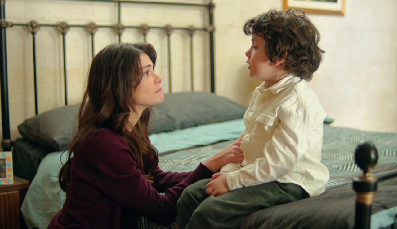 Alya le confiesa toda la verdad a Cihan Deniz tras el terrible ataque de Sadakat