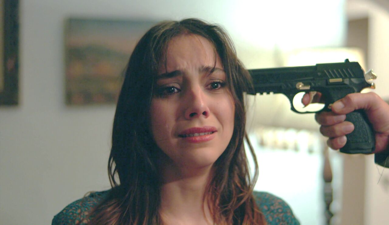 Zerrin intenta matar a Demir y acaba con una pistola en la cabeza