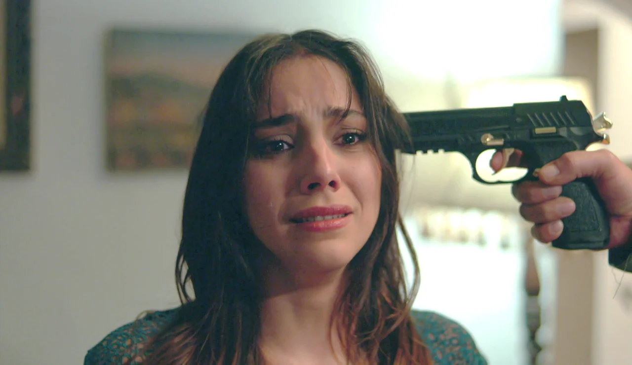 Zerrin intenta matar a Demir y acaba con una pistola en la cabeza