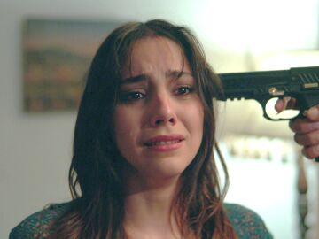 Zerrin intenta matar a Demir y acaba con una pistola en la cabeza