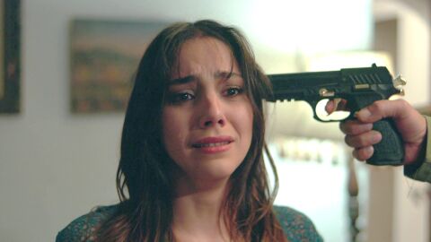 Zerrin intenta matar a Demir y acaba con una pistola en la cabeza