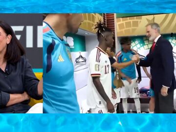 El Rey Felipe VI saluda a la Selecci&oacute;n.