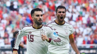 &Aacute;lex Baena celebra su gol ante Uruguay en fase de grupos