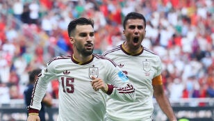 &Aacute;lex Baena celebra su gol ante Uruguay en fase de grupos