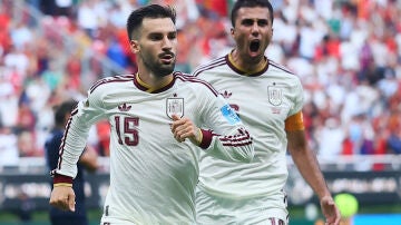 &Aacute;lex Baena celebra su gol ante Uruguay en fase de grupos