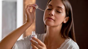 Mujer aplic&aacute;ndose cosm&eacute;tico en la cara