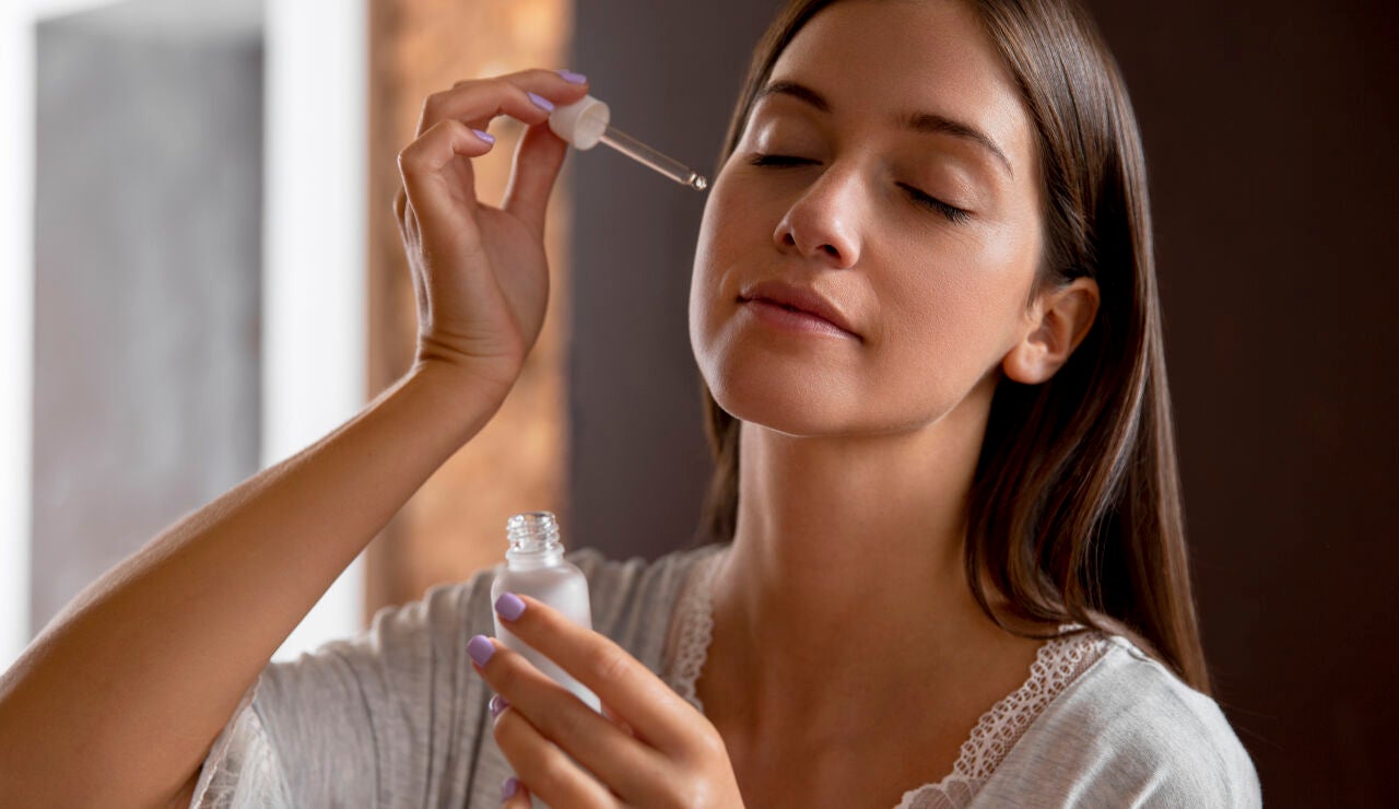 Mujer aplic&aacute;ndose cosm&eacute;tico en la cara
