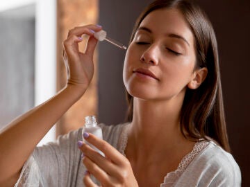 Mujer aplic&aacute;ndose cosm&eacute;tico en la cara