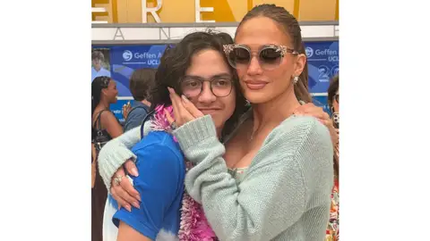 Jennifer Lopez y su hijo Max Jennifer Lopez y su hijo Max