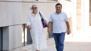 Carmen Pano y &Aacute;lvaro Gallego a su llegada al juzgado