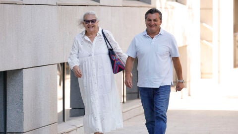 Carmen Pano y &Aacute;lvaro Gallego a su llegada al juzgado