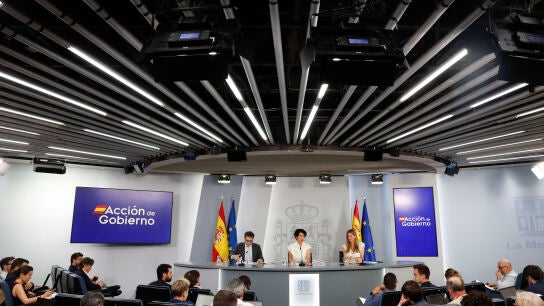  La ministra de Inclusi&oacute;n, Seguridad Social y Migraciones y portavoz, Elma Saiz (c), el vicepresidente primeroy ministro de Econom&iacute;a y la vicepresidenta tercera y ministra para la Transici&oacute;n Ecol&oacute;gica y el Reto Demogr&aacute;fico, Sara Aagesen, durante la rueda de presa posterior a la reuni&oacute;n excepcional del Consejo de Ministros