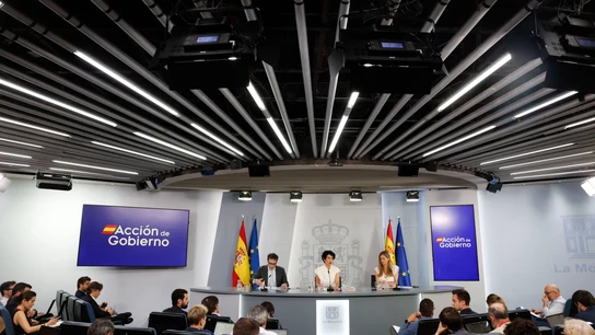 La ministra de Inclusión, Seguridad Social y Migraciones y portavoz, Elma Saiz (c), el vicepresidente primeroy ministro de Economía y la vicepresidenta tercera y ministra para la Transición Ecológica y el Reto Demográfico, Sara Aagesen, durante la rueda de presa posterior a la reunión excepcional del Consejo de Ministros La ministra de Inclusión, Seguridad Social y Migraciones y portavoz, Elma Saiz (c), el vicepresidente primeroy ministro de Economía y la vicepresidenta tercera y ministra para la Transición Ecológica y el Reto Demográfico, Sara Aagesen, durante la rueda de presa posterior a la reunión excepcional del Consejo de Ministros
