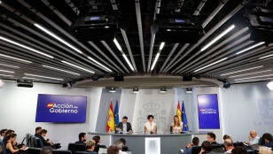  La ministra de Inclusi&oacute;n, Seguridad Social y Migraciones y portavoz, Elma Saiz (c), el vicepresidente primeroy ministro de Econom&iacute;a y la vicepresidenta tercera y ministra para la Transici&oacute;n Ecol&oacute;gica y el Reto Demogr&aacute;fico, Sara Aagesen, durante la rueda de presa posterior a la reuni&oacute;n excepcional del Consejo de Ministros