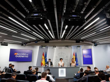  La ministra de Inclusi&oacute;n, Seguridad Social y Migraciones y portavoz, Elma Saiz (c), el vicepresidente primeroy ministro de Econom&iacute;a y la vicepresidenta tercera y ministra para la Transici&oacute;n Ecol&oacute;gica y el Reto Demogr&aacute;fico, Sara Aagesen, durante la rueda de presa posterior a la reuni&oacute;n excepcional del Consejo de Ministros