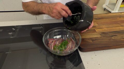 Mezcla con cuidado para que se impregnen bien todos los filetes de anchoa
