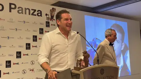 Manu Tenorio recibiendo el premio Música y escena en los Premios Sancho Panza Manu Tenorio recibiendo el premio Música y escena en los Premios Sancho Panza