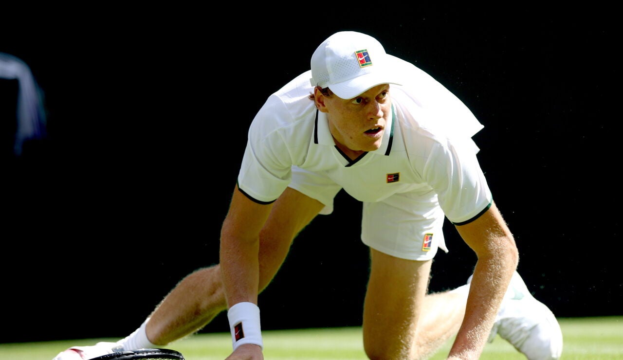 Sinner resbalando en su debut en Wimbledon