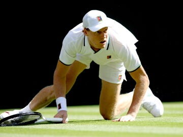 Sinner resbalando en su debut en Wimbledon