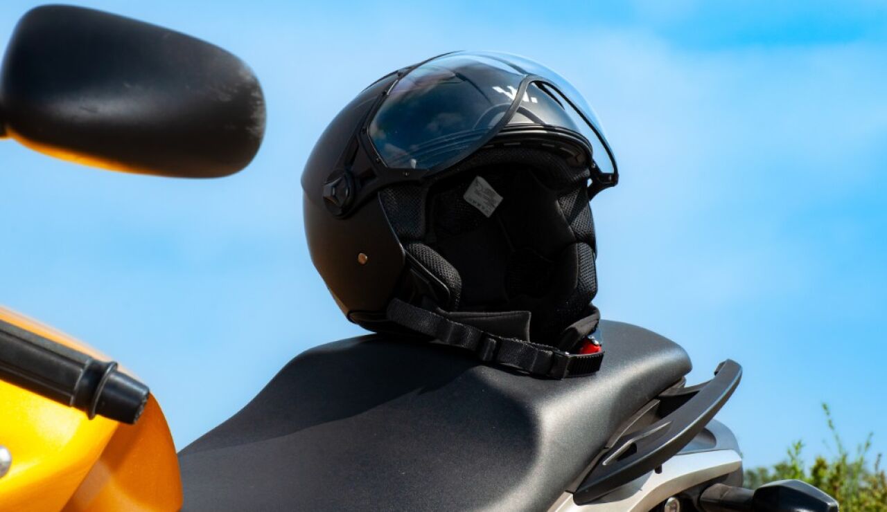 As&iacute; debes equiparte para evitar las nuevas multas de hasta 200 euros en moto