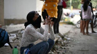 26 June 2026, Venezuela, Caraballeda: A woman waits near the city of La Guaira in Venezuela for rescue efforts following the devastating earthquakes in Venezuela. Photo: Rafael Hern&aacute;ndez/dpa 26/06/2026 ONLY FOR USE IN SPAIN